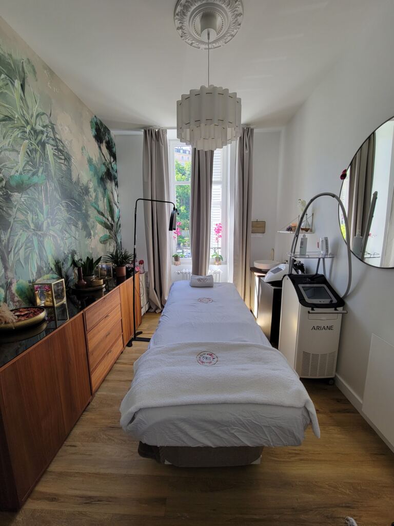 Accueil — Institut de beauté et massage à Royat Cabine de soin avec mur végétal à l’institut de Royat