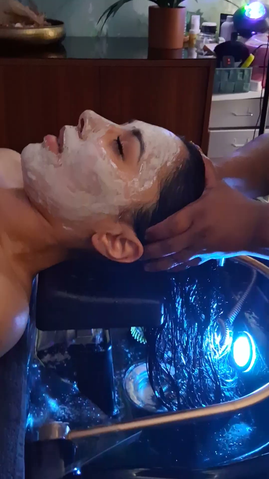 Massage du cuir chevelu pendant le HeadSpa japonais à Royat