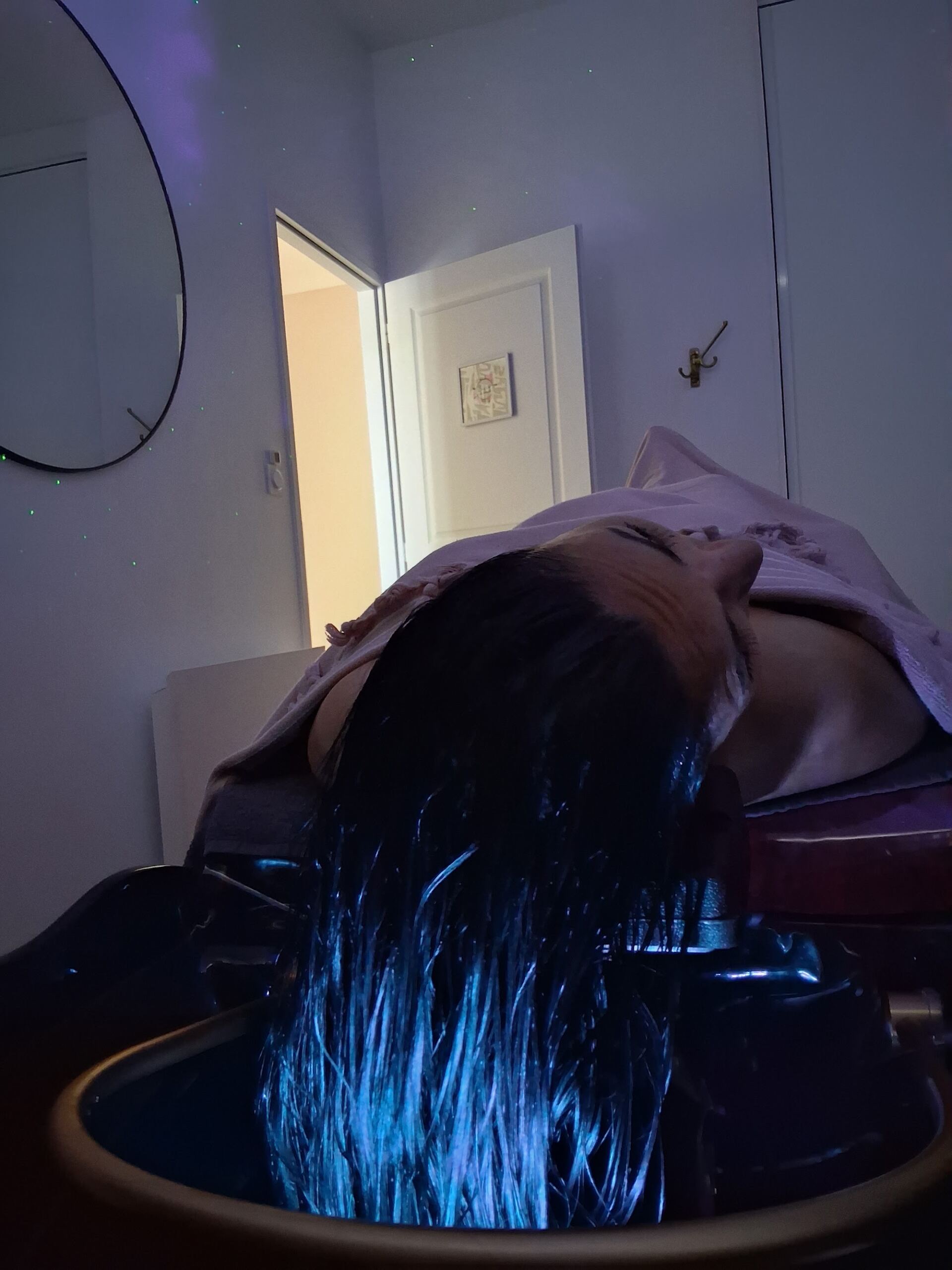 HeadSpa japonais à Royat : soin du cuir chevelu dans la vasque lumineuse
