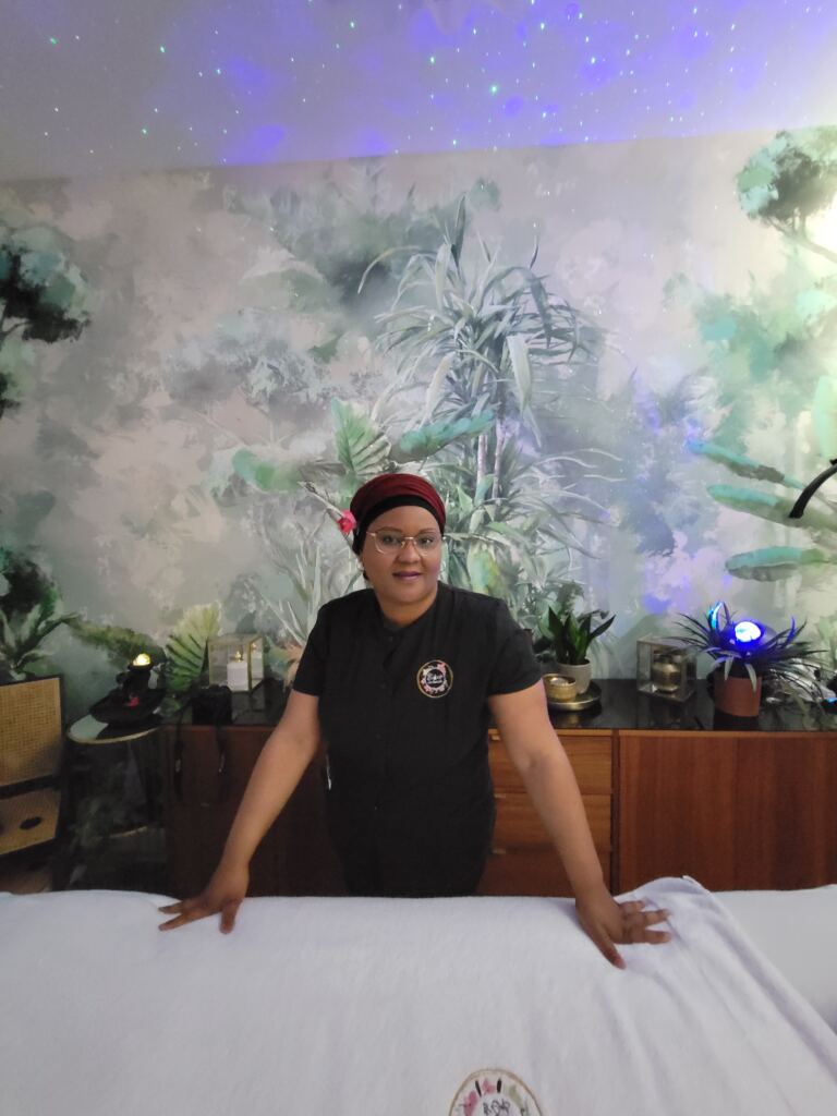 Jessica dans la cabine de massage d’Élixir de Beauté