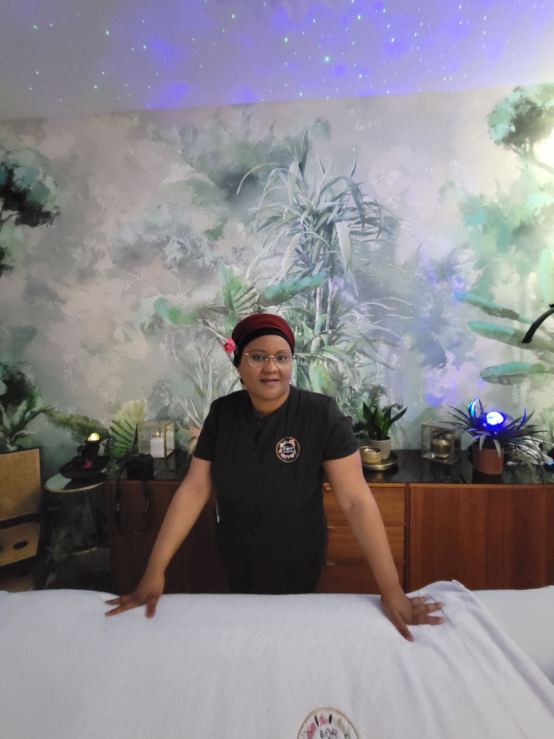 Jessica dans la cabine de massage d’Élixir de Beauté