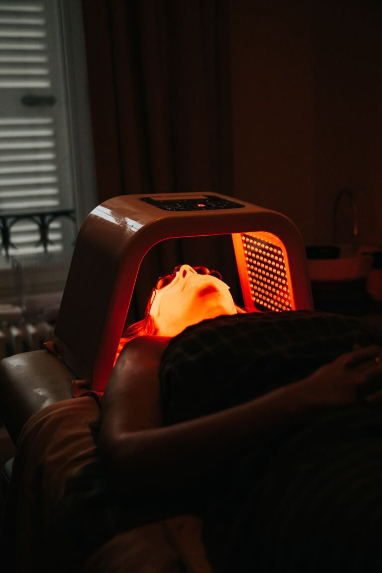 Luminothérapie LED pendant un rituel visage à Royat