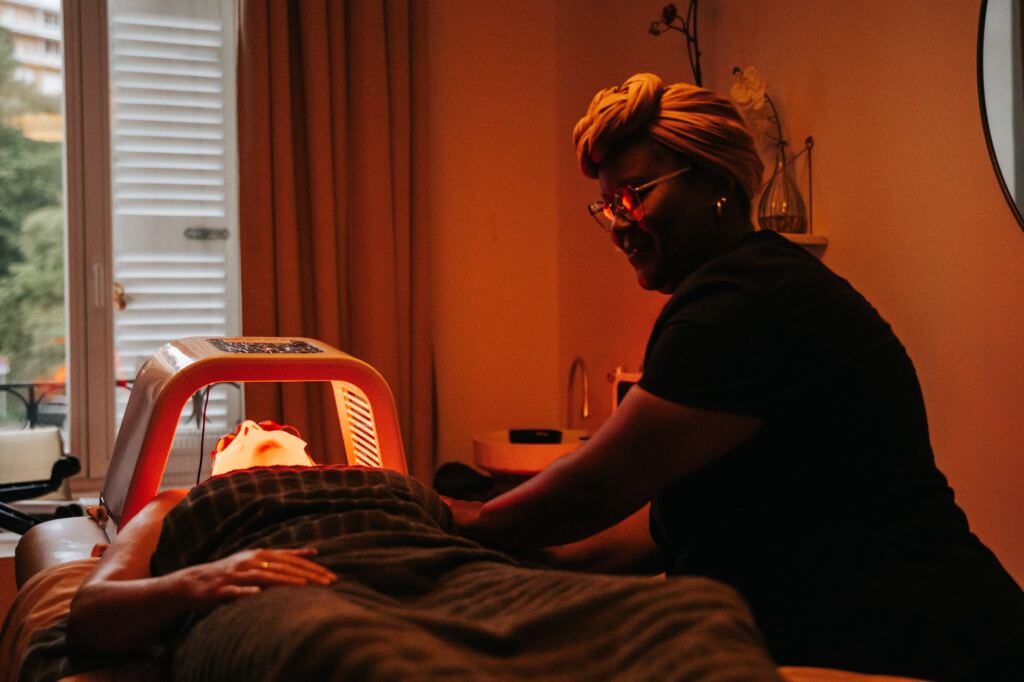 Accueil — Institut de beauté et massage à Royat Massage près de Clermont-Ferrand : soin réalisé par Jessica à l’institut Élixir de Royat