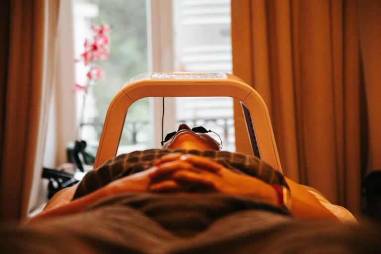 Soin visage à la lumière LED dans l’institut Élixir de Beauté à Royat